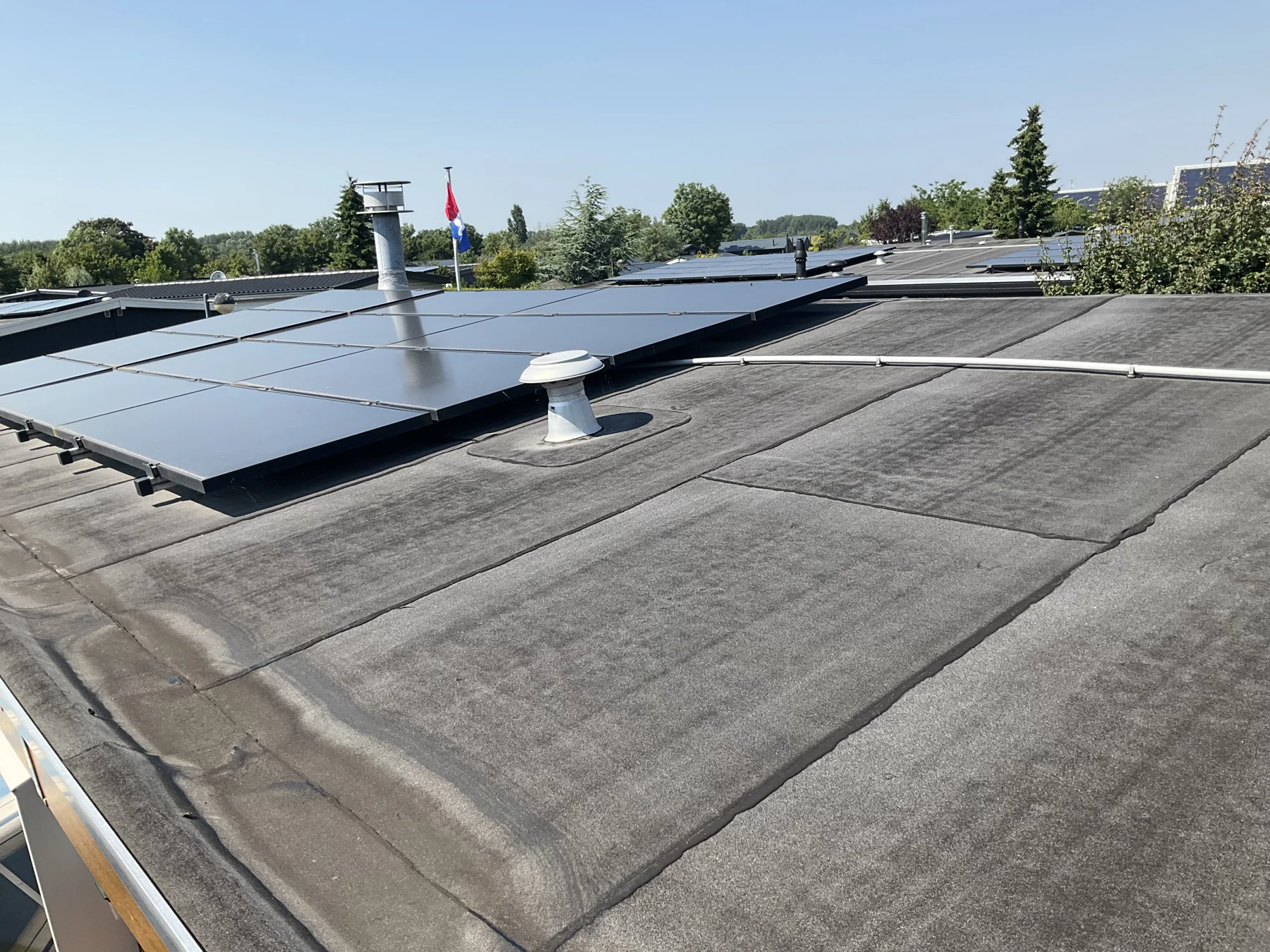 Eigen werkfoto van een plat dak met zonnepanelen
