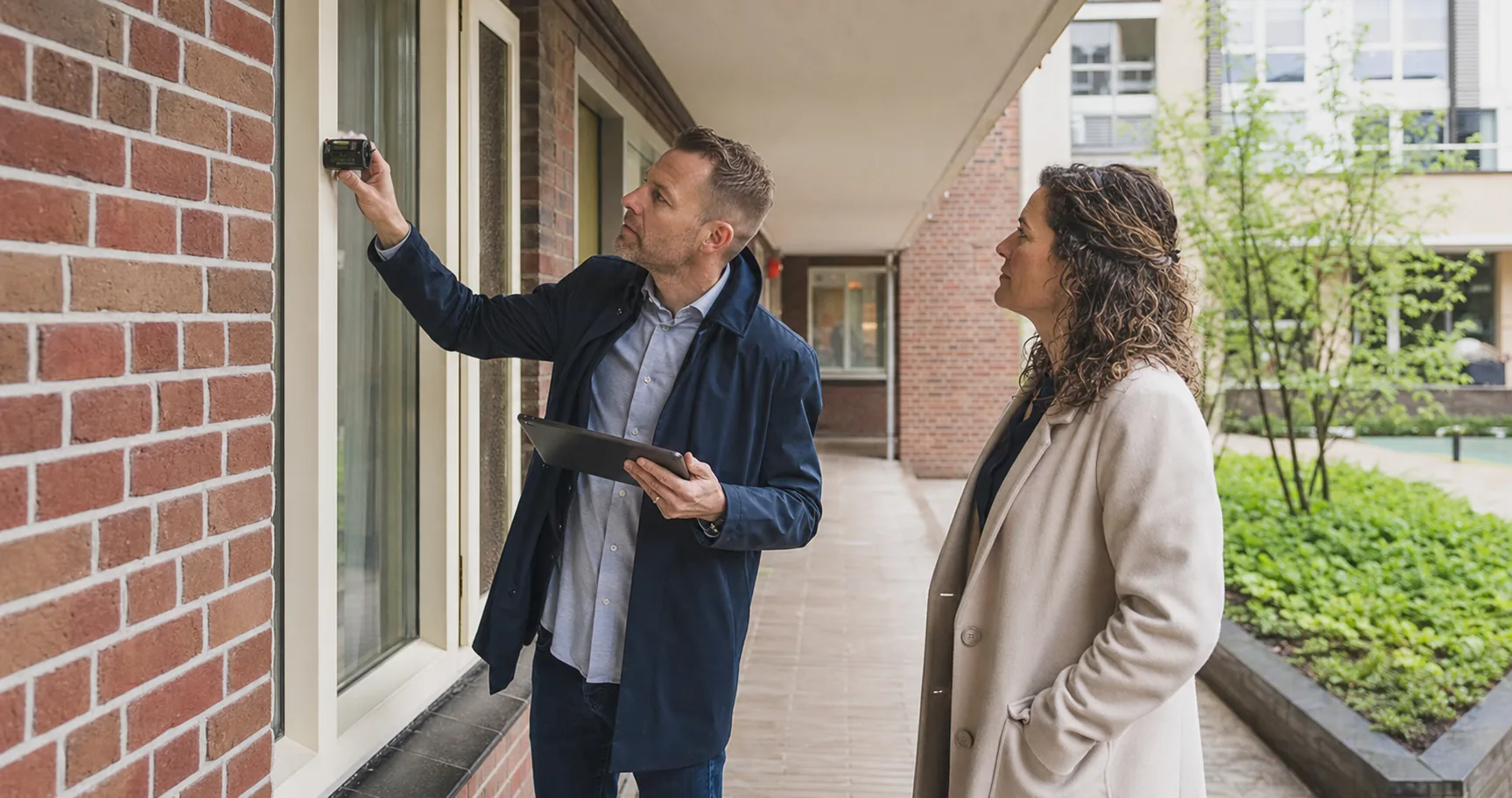 Adviseur voert een technische opname uit in utiliteitsvastgoed
